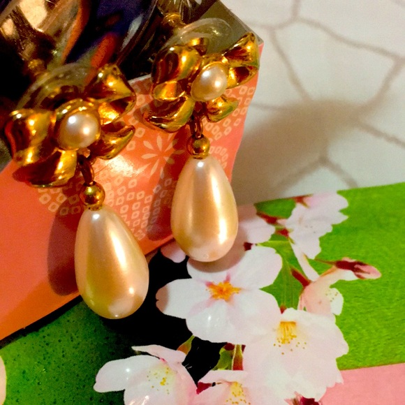 🆑🫧 CLEARANCE!🏷️ Gold-tone Ribbon and Faux Pearl Earrings Vintage - Picture 12 of 16